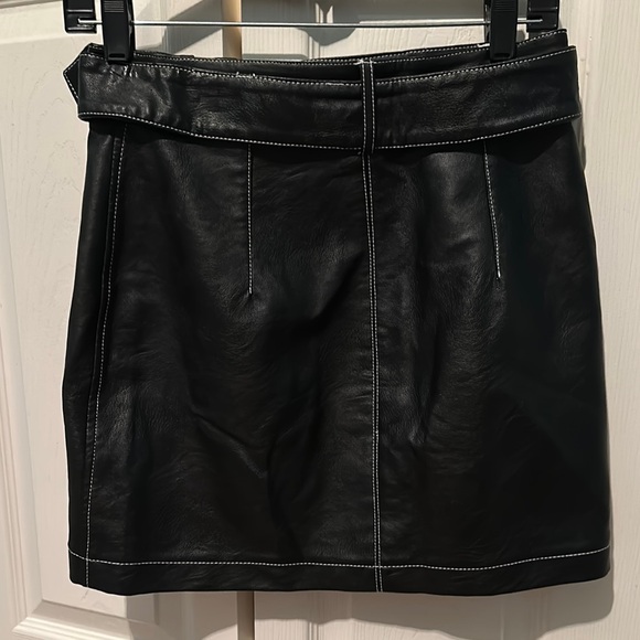 Black‎ Skirt with Belt - Picture 2 of 3